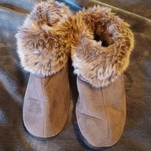 Isotoner house shoes, size 7.5-8 Light brown, faux fur